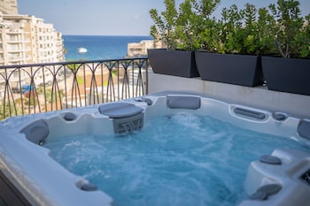 Executive Suite, Hot Tub, City View | Private spa tub