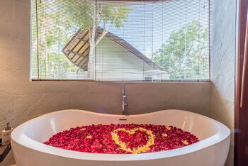 Courtyard Villa | Deep soaking bathtub