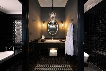 Exclusive Suite | Bathroom | Shower, hydromassage showerhead, free toiletries, hair dryer