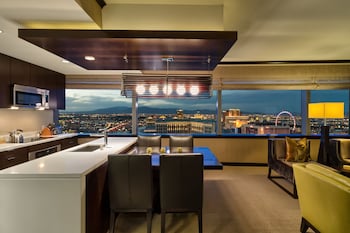 BELLAGIO FOUNTAIN VIEW SUITE (2BR) - 42nd Floor | In-room dining