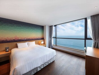 Privilege, Superior Suite, 1 King Bed with Sofa bed, Ocean View | Premium bedding, in-room safe, desk, laptop workspace