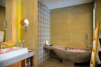 Cabana Suite Pool Access | Bathroom | Free toiletries, hair dryer, slippers, bidet