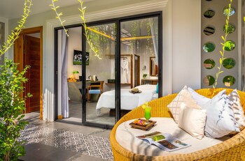 Cabana Suite Pool Access | Egyptian cotton sheets, premium bedding, minibar, in-room safe