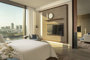 Four Seasons Executive Suite | Minibar, in-room safe, desk, blackout drapes