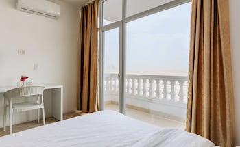 Panoramic Double Room (Double room with Pyramids view) | Minibar, soundproofing, free WiFi, bed sheets