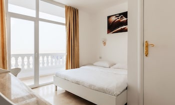 Panoramic Double Room (Double room with Pyramids view) | Minibar, soundproofing, free WiFi, bed sheets