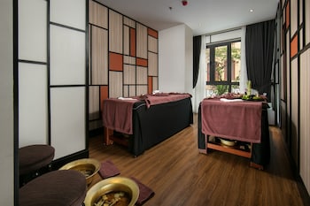 Couples treatment rooms, sauna, deep-tissue massages, Swedish massages