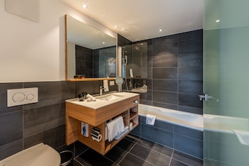 Junior Suite | Bathroom | Hair dryer, bathrobes, slippers, towels