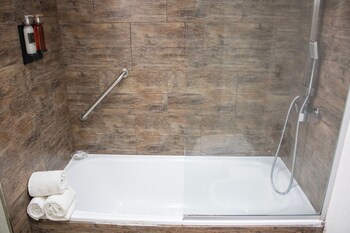 Combined shower/tub, deep soaking tub, free toiletries, hair dryer