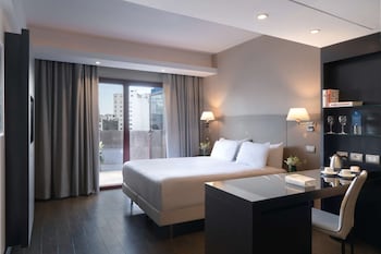 Superior Room | Premium bedding, down comforters, pillowtop beds, minibar