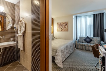 Premium Room, Partial Ocean View, Sea Facing | Pillowtop beds, minibar, in-room safe, individually decorated