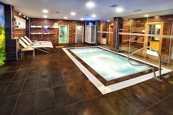 Indoor spa tub