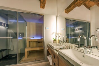 Double Room, Mountain View (Spa Double Room) | Bathroom | Shower, free toiletries, hair dryer, bathrobes