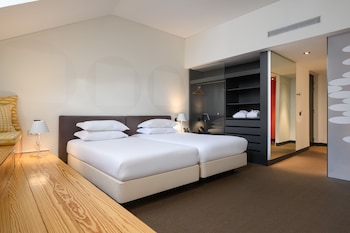 Deluxe Twin Room | Minibar, in-room safe, desk, blackout drapes