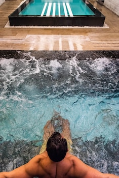 Indoor spa tub