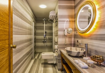 Deluxe Double Room, Balcony | Bathroom | Shower, free toiletries, hair dryer, slippers