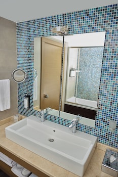 Grand Deluxe Room | Bathroom | Shower, rainfall showerhead, free toiletries, hair dryer