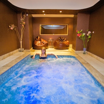 Indoor spa tub