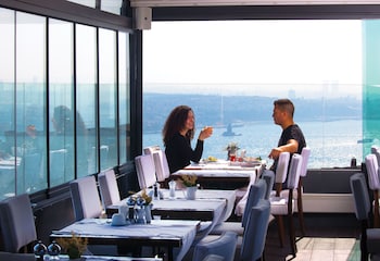 Breakfast, lunch, dinner served; ocean views