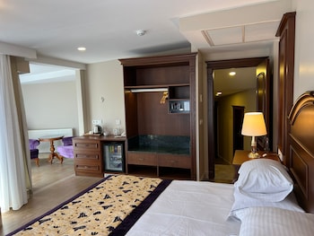 Premier Room, Balcony, Sea View | Premium bedding, minibar, in-room safe, desk