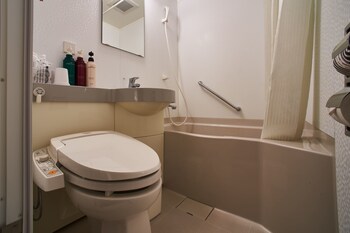 Combined shower/tub, free toiletries, hair dryer, slippers