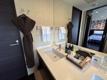 Spa Deluxe Twin Room, Non Smoking | Bathroom | Separate tub and shower, deep soaking tub, free toiletries, hair dryer