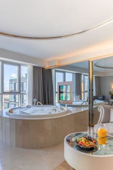 Luxury Suite | Jetted tub