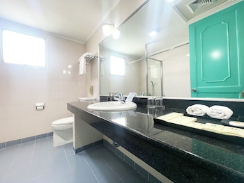 Suite | Bathroom | Combined shower/tub, rainfall showerhead, hair dryer, slippers