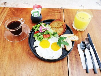 Daily cooked-to-order breakfast (USD 15 per person)