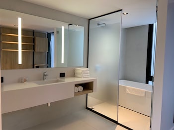 Design Studio Suite, Terrace | Bathroom | Combined shower/tub, deep soaking tub, rainfall showerhead