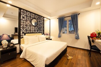 Executive Double Room | Minibar, in-room safe, desk, iron/ironing board