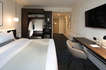 Deluxe Room, 1 Queen Bed, Accessible | Minibar, in-room safe, desk, laptop workspace