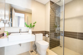 Grand Apartment, 2 Bedrooms | Bathroom | Combined shower/tub, rainfall showerhead, free toiletries, hair dryer