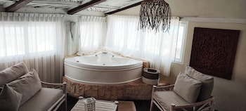 Honeymoon Suite, Oceanfront | Private spa tub