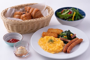 Daily buffet breakfast (JPY 1300 per person)