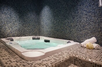 Indoor spa tub