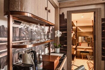 Deluxe Junior City Suite | Minibar