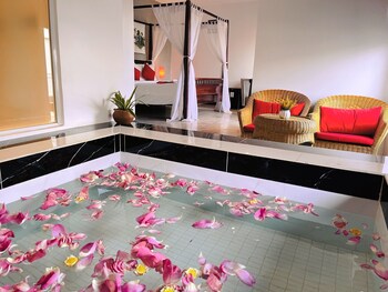 Honeymoon Suite, Balcony, Pool View (Free Bus Station Pick Up) | Deep soaking bathtub