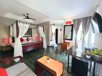 Honeymoon Suite, Balcony, Pool View (Free Bus Station Pick Up) | Minibar, in-room safe, desk, laptop workspace