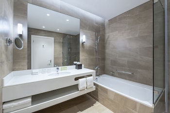 Suite, 1 Bedroom (Horizon) | Bathroom | Separate tub and shower, designer toiletries, hair dryer, bathrobes