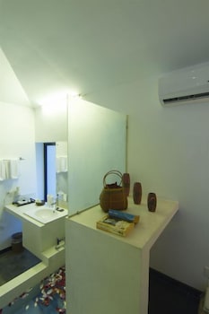 Honeymoon Suite with Balcony | Bathroom | Shower, rainfall showerhead, free toiletries, hair dryer