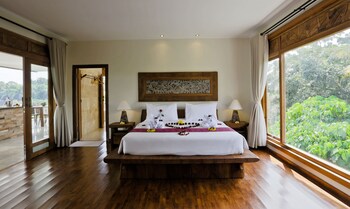 Penthouse (Comp Daily Aft Tea & Welcome Massage) | In-room safe, iron/ironing board, free cribs/infant beds, rollaway beds