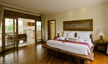 Penthouse (Comp Daily Aft Tea & Welcome Massage) | In-room safe, iron/ironing board, free cribs/infant beds, rollaway beds