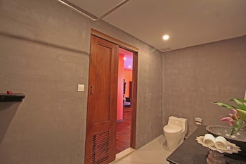 Royal Suite, Pool Access | Bathroom | Shower, rainfall showerhead, designer toiletries, hair dryer