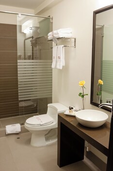 Superior Double Room | Bathroom | Free toiletries, hair dryer, towels