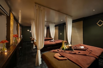 Couples treatment rooms, sauna, spa tub, steam room, Turkish bath