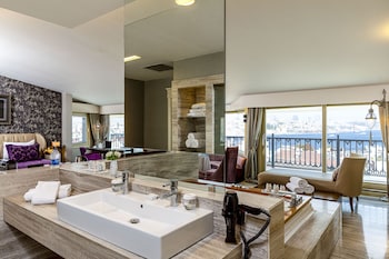 King Suite Room | Bathroom | Combined shower/tub, deep soaking tub, designer toiletries, hair dryer