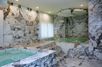 Indoor spa tub