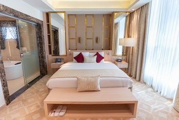 Diplomatic Suite | Egyptian cotton sheets, premium bedding, pillowtop beds, minibar