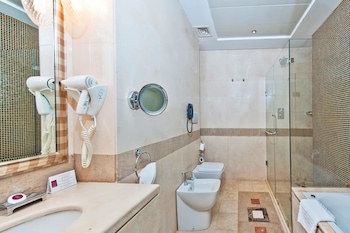 Separate tub and shower, free toiletries, hair dryer, bidet